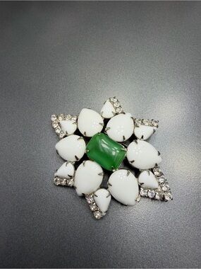 Vintage Milk Glass Brooch #476UR